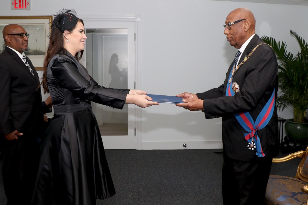 Ambassador of the Dominican Republic presents Letters of Credence to the Governor General